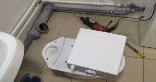 Установка напольного унитаза в Фурманове: монтаж под ключ от СантехДомФрв от 5255 рублей.